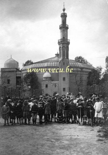 photo ancienne  de la commune d'Etterbeek  Les enfants devant le bâtiment qui deviendra la grande mosquée de Bruxelles