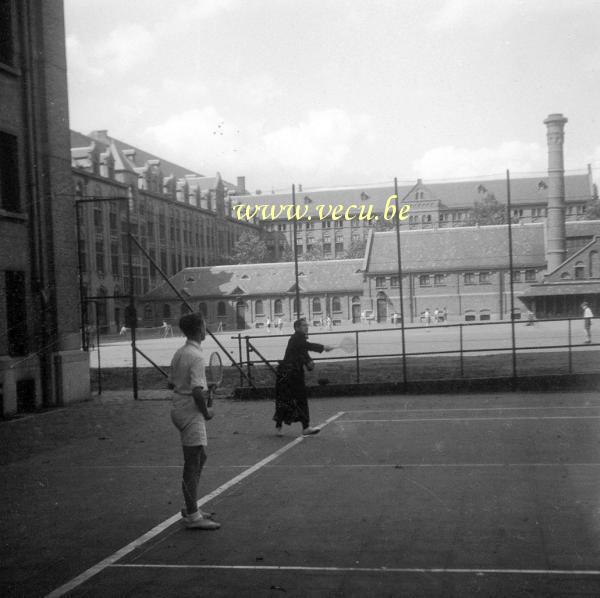 photo ancienne  de la commune d'Etterbeek  Un élève et un père jésuite jouant au tennis au collège St Michel
