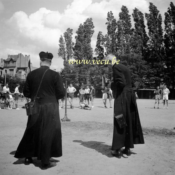 photo ancienne  de la commune d'Etterbeek  Deux jésuites surveillent les jeux de Saint Louis au collège Saint Michel