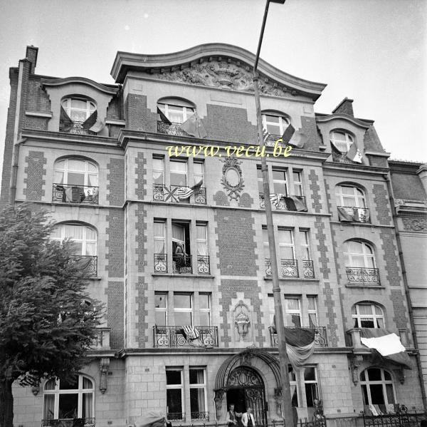 photo ancienne  de la commune d'Etterbeek  Le 117 boulevard Louis Schmidt pavoise à l'occasion de la visite de M. Churchill à Bruxelles