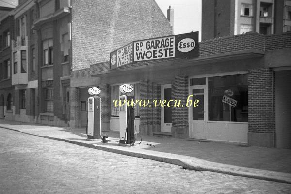 Photo ancienne  Grand garage Woeste - pompe Esso - actuellement palais du cache poussière