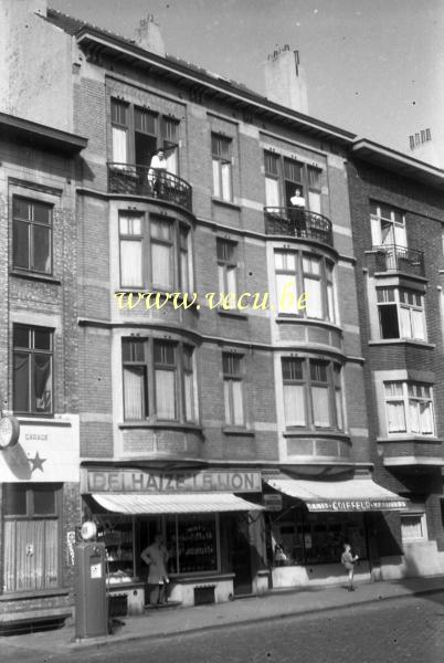 photo ancienne  de la commune de Forest  79 rue de Serbie - magasin Delhaize