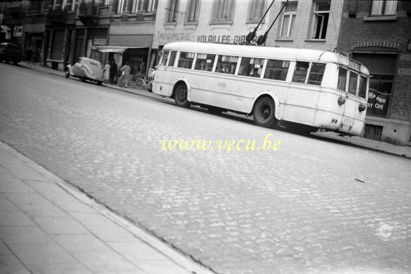 photo ancienne  de la commune de Forest  Le trolleybus 54 à hauteur des N° 5 - 7 - 9 -11 de la rue Vanpé