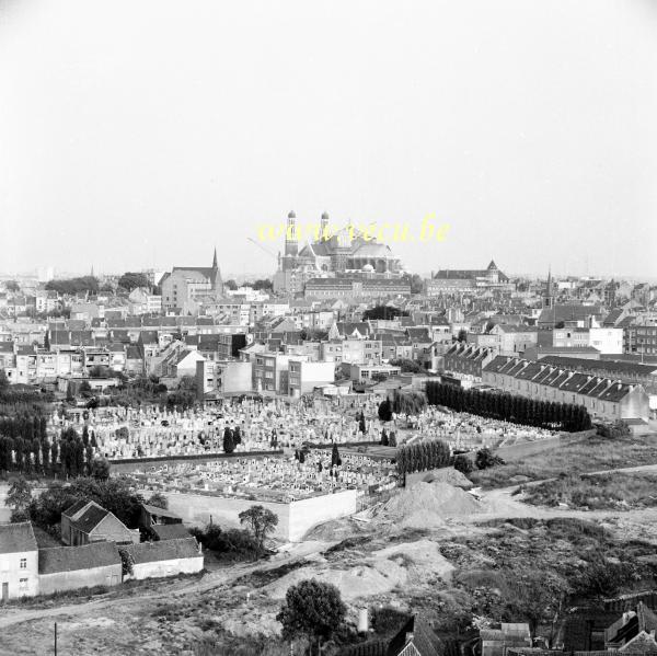 photo ancienne  de la commune de Ganshoren  Vue sur l'ancien cimetière et maisons de la rue Auguste De Cock