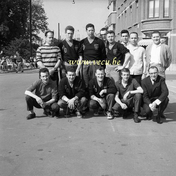 photo ancienne  de la commune de Ganshoren  L'équipe de balle pelote Demaret  Place Guido Gezelle
