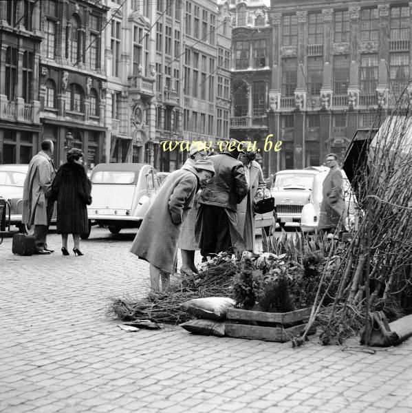 photo ancienne  de la Grand Place  Marché aux fleurs à la Grand Place