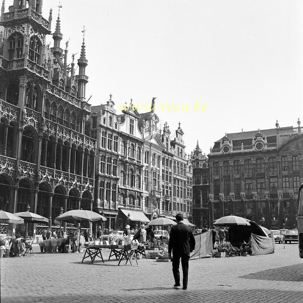 photo ancienne  de la Grand Place  Marché aux fleurs sur la Grand-Place