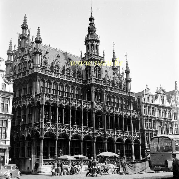 photo ancienne  de la Grand Place  Marché aux fleurs devant la maison du roi