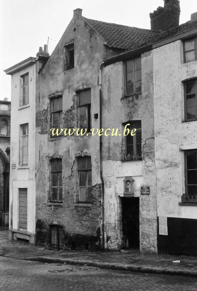 photo ancienne  de Bruxelles - Impasses  Impasse de la trompe au 33 de la rue des denrées. L'impasse est démolie en 1957