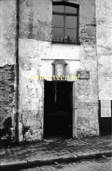 photo ancienne  de Bruxelles - Impasses  Impasse de la trompe au 33 de la rue des denrées. Statue de la vierge au dessus.