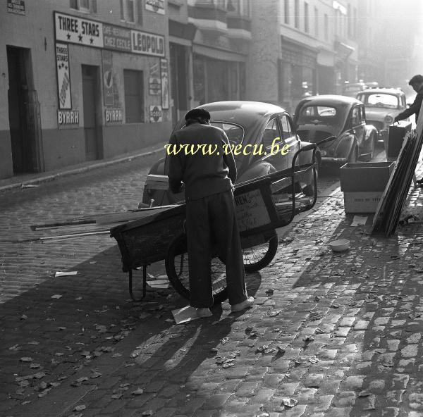 photo ancienne  de Bruxelles - Impasses  Entrée de l'impasse des tourneurs - café restaurant chez Cécile - Jeu de balle