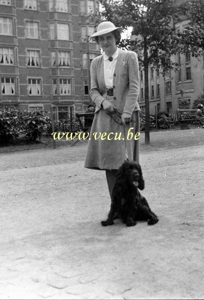 Photo ancienne  Une belle dame devant l'immeuble du coin place Brugmann et  rue J. Stallaert