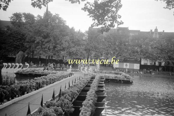 photo ancienne  de la commune d'Ixelles  Fête des étangs - gonflage du ballon