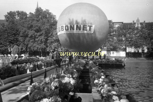 photo ancienne  de la commune d'Ixelles  Fête des étangs - gonflage du ballon