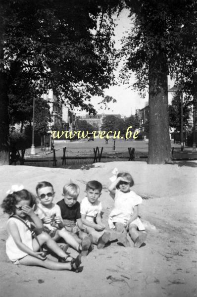 photo ancienne  de la commune d'Ixelles  Enfants jouant avenue Guillaume Macau