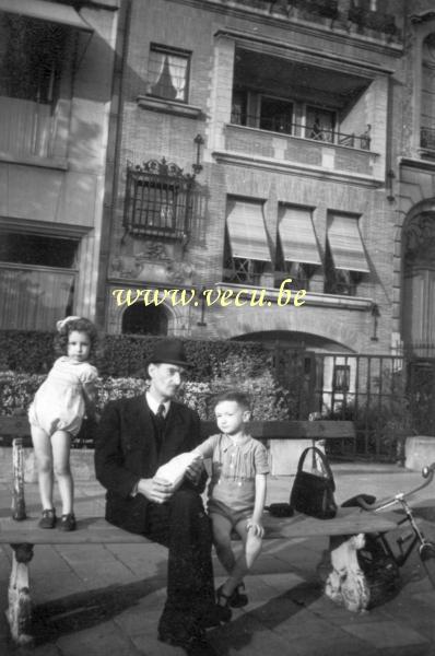 photo ancienne  de la commune d'Ixelles  Petite pause devant le 6 avenue Emile Duray