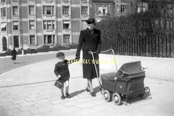 photo ancienne  de la commune d'Ixelles  Devant l'immeuble au coin de l'avenue Géo Bernier et l'avenue des Klauwaerts