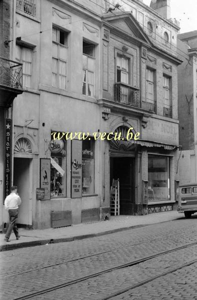 Photo ancienne  de Bruxelles - rue de Laeken  Boissellerie Noël au coin de la rue Laeken et de la rue Vander Elst