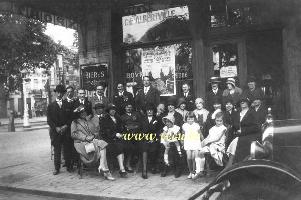 photo ancienne  de Bruxelles - rue de Laeken  Café Albertville au coin de la rue de Laeken et du Boulevard d'Anvers