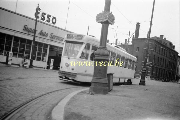 photo ancienne  Le tram 40 devant la pompe Esso,  A l'arrière plan, la rue A. Lavallée.