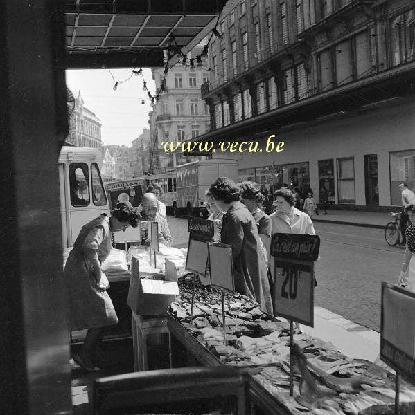 photo ancienne  de Bruxelles - rue du marché aux Poulets  Vendeuse de Gants rue du Marché aux poulets