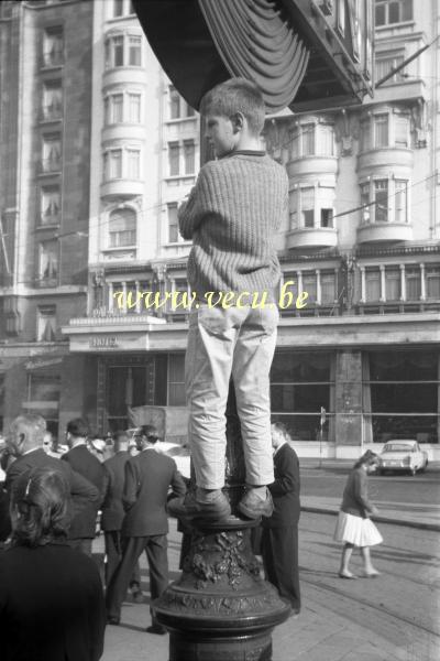 photo ancienne  Un ket de Bruxelles lors du spectacle donné par le grand magasin Au bon marché