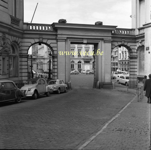 photo ancienne  de Bruxelles - Place Royale  La place Royale vue de la rue de Namur