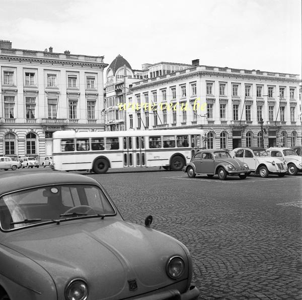 photo ancienne  de Bruxelles - Place Royale  Bijouterie Altenloh - Old England - musée des instruments de musique