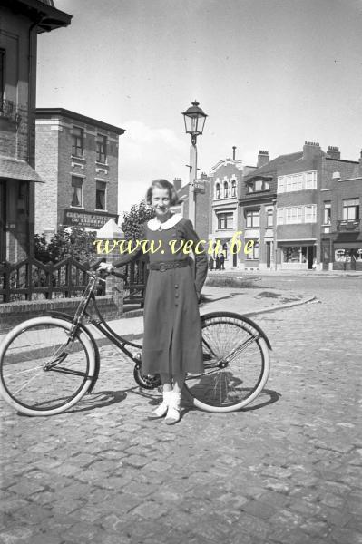 photo ancienne  Photo devant le N°34 rue Herman Richir - A l'arrière plan l'avenue H. conscience