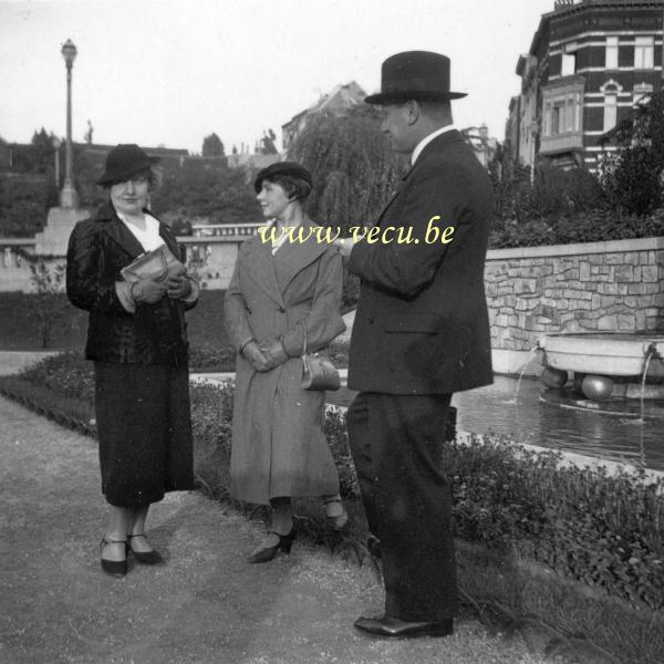 photo ancienne &nbsp;Rencontre et discussion au square Armand Steurs, Saint-Josse