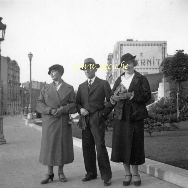 photo ancienne &nbsp;Promeneurs élégants au square Armand Steurs, Saint-Josse.