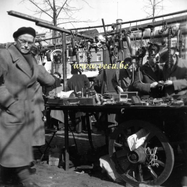 photo ancienne  de Bruxelles - Vieux marché place du jeu de balle  Stand au vieux marché place du jeu de balle