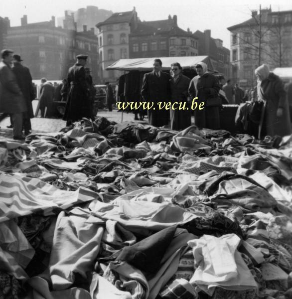 photo ancienne  de Bruxelles - Vieux marché place du jeu de balle  Vieux marché place du jeu de balle. Fripes sur le pavé.