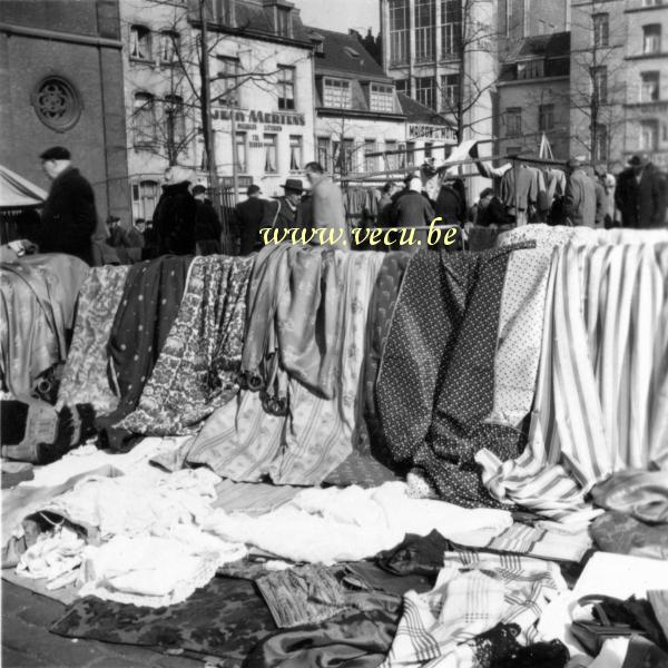 photo ancienne  de Bruxelles - Vieux marché place du jeu de balle  Vieux marché place du jeu de balle. Fripes à l'étalage.