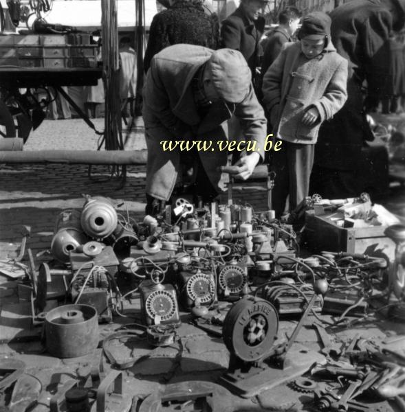 photo ancienne  de Bruxelles - Vieux marché place du jeu de balle  Vieux marché place du jeu de balle. Les vieux téléphones.