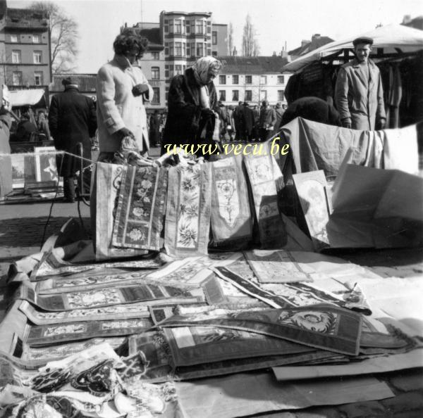 photo ancienne  de Bruxelles - Vieux marché place du jeu de balle  Vieux marché place du jeu de balle. La vente de Tapis