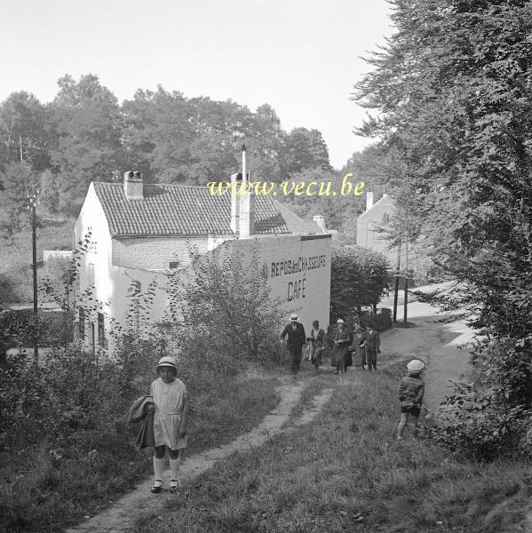 Photo ancienne  Promenade devant le café au repos des chasseurs