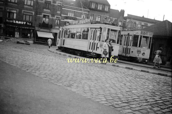 photo ancienne  Les tram 39 et 41. A l'arrière plan, immeubles 21 à 25 de la place Dumon