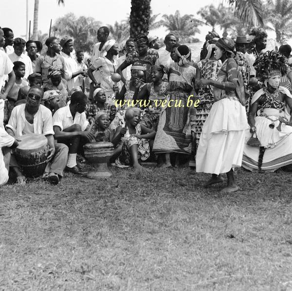 Photo ancienne  Femmes grimées de blanc lors d'une cérémonie