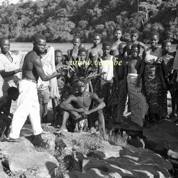 photo ancienne  de cérémonies - fêtes au Congo  Un nouveau jeune chef