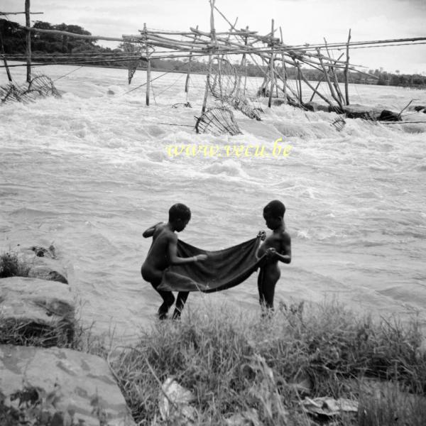 photo ancienne  de chasse et de pêche au Congo  Pêche du poisson