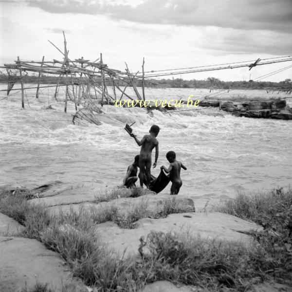 photo ancienne  de chasse et de pêche au Congo  Gamins occupés à pêcher