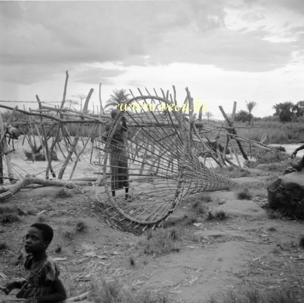 photo ancienne  de chasse et de pêche au Congo  Les nasses de pêche