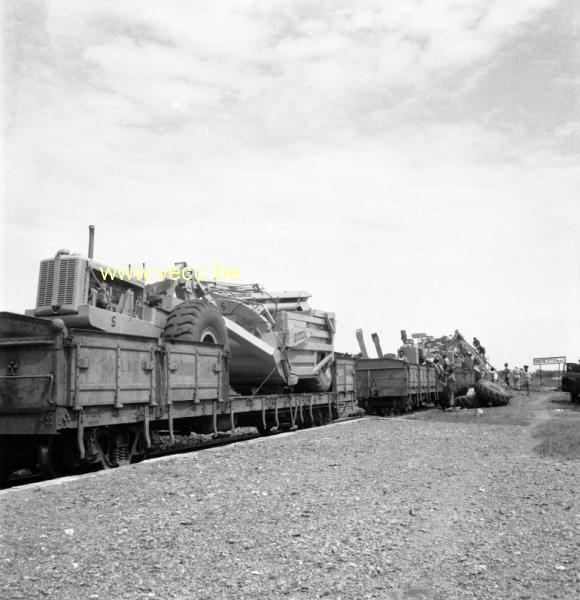 photo ancienne  Chargement des engins de chantier de la société Socol en gare de Mwene-ditu.