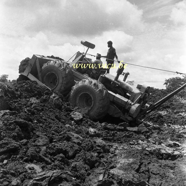 photo ancienne  Chantier du Lomami. Destruction d'une temitière au tournadozer 