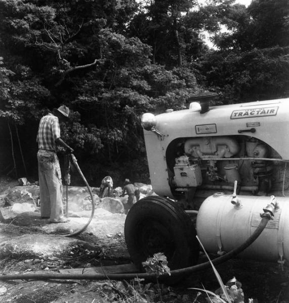 photo ancienne  Forage à la carrière du km 12 sur la route Mwene Ditu - Katanda