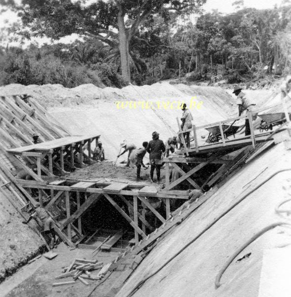 photo ancienne  de kilubi au Congo  Travaux de génie civil