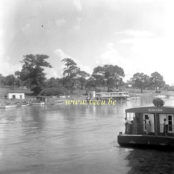 photo ancienne  de bateaux au Congo  Sur le fleuve Congo