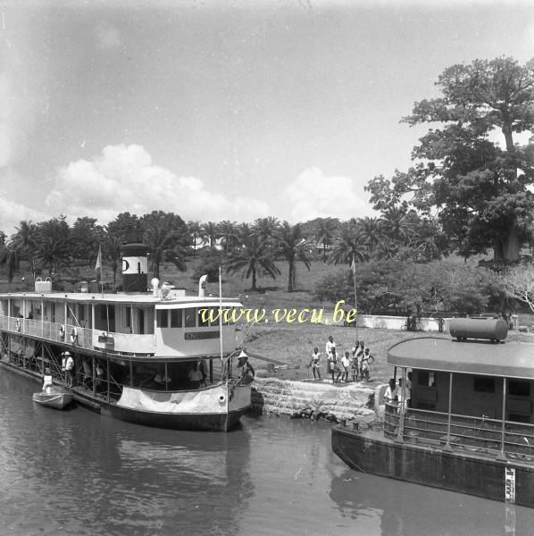 photo ancienne  de bateaux au Congo  Sur le fleuve Congo... Bateaux à quai