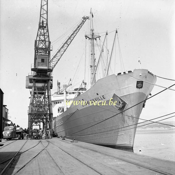 photo ancienne  de bateaux au Congo  Chargement du Charlesville